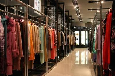 為何雜牌服裝店價格反而更貴?賣家:客流太少,宰一個能吃一天